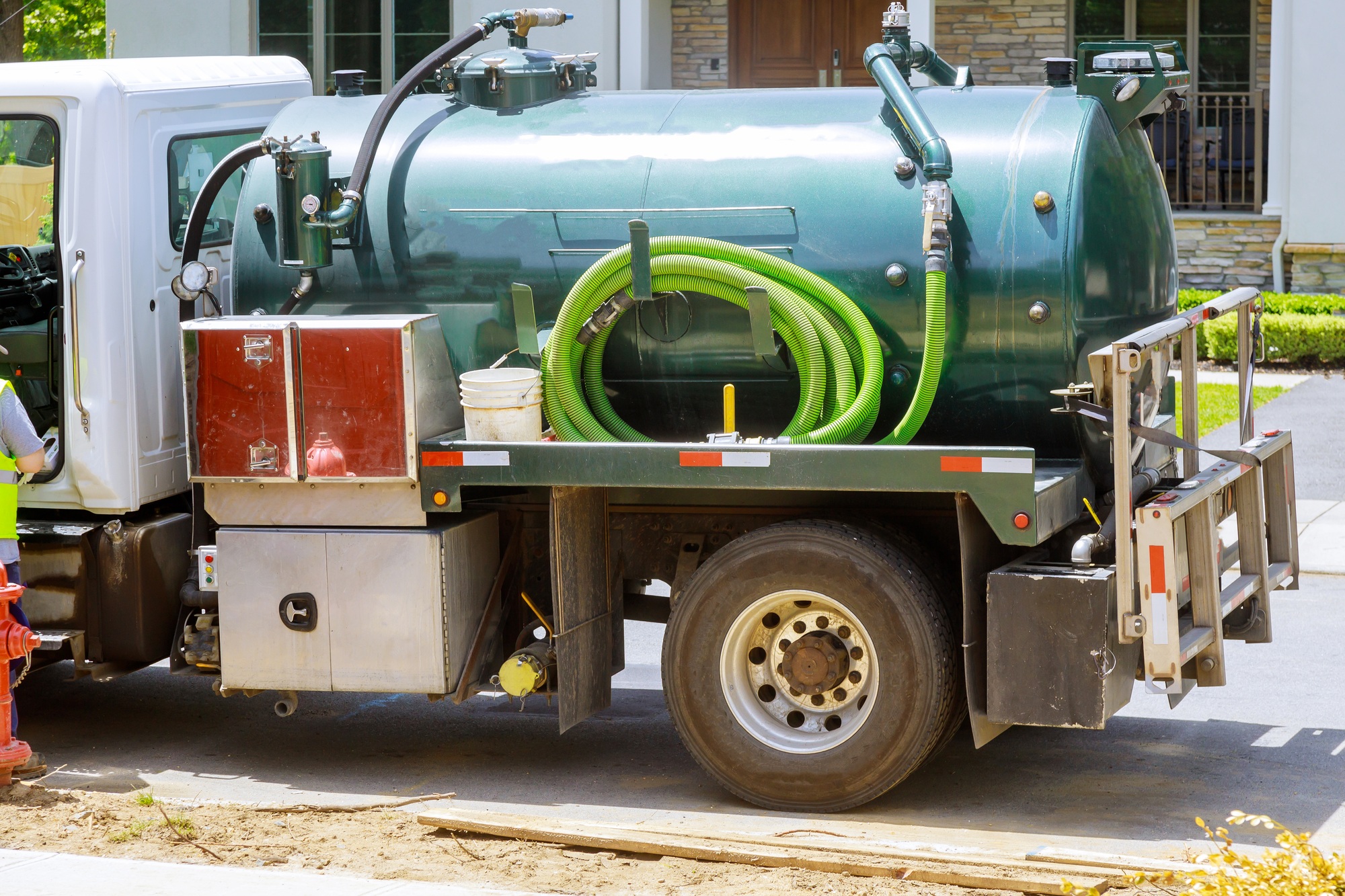 portable-restroom-cleaning-septic-truck-sewer-of-p-UB4CJHK